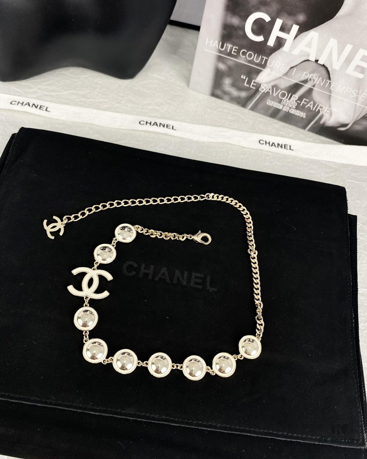 692ffd3899f2d84055c8e8b3 Xiaoxiang New Arrival White Oil-Drop Double C Round Mirror Clover Pendant Necklace with Smooth Chain
