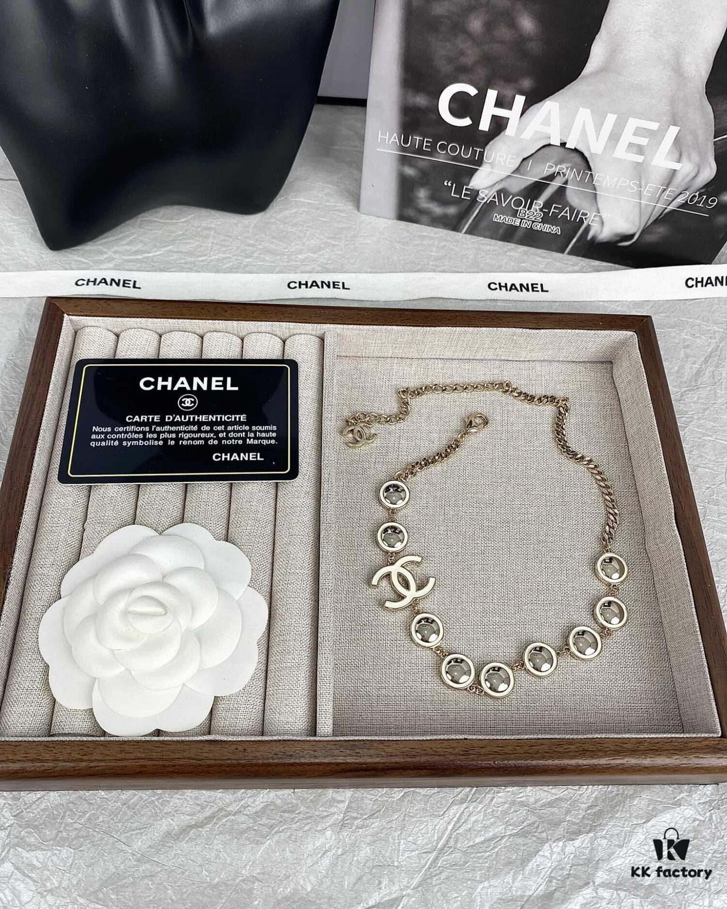 692ffd3c99f2d84055c8e8ba Xiaoxiang New Arrival White Oil-Drop Double C Round Mirror Clover Pendant Necklace with Smooth Chain