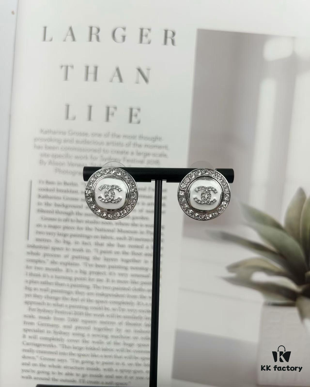 Xiaoxiang New Arrival White Enamel 3D Round Diamond-Inlaid Stud Earrings