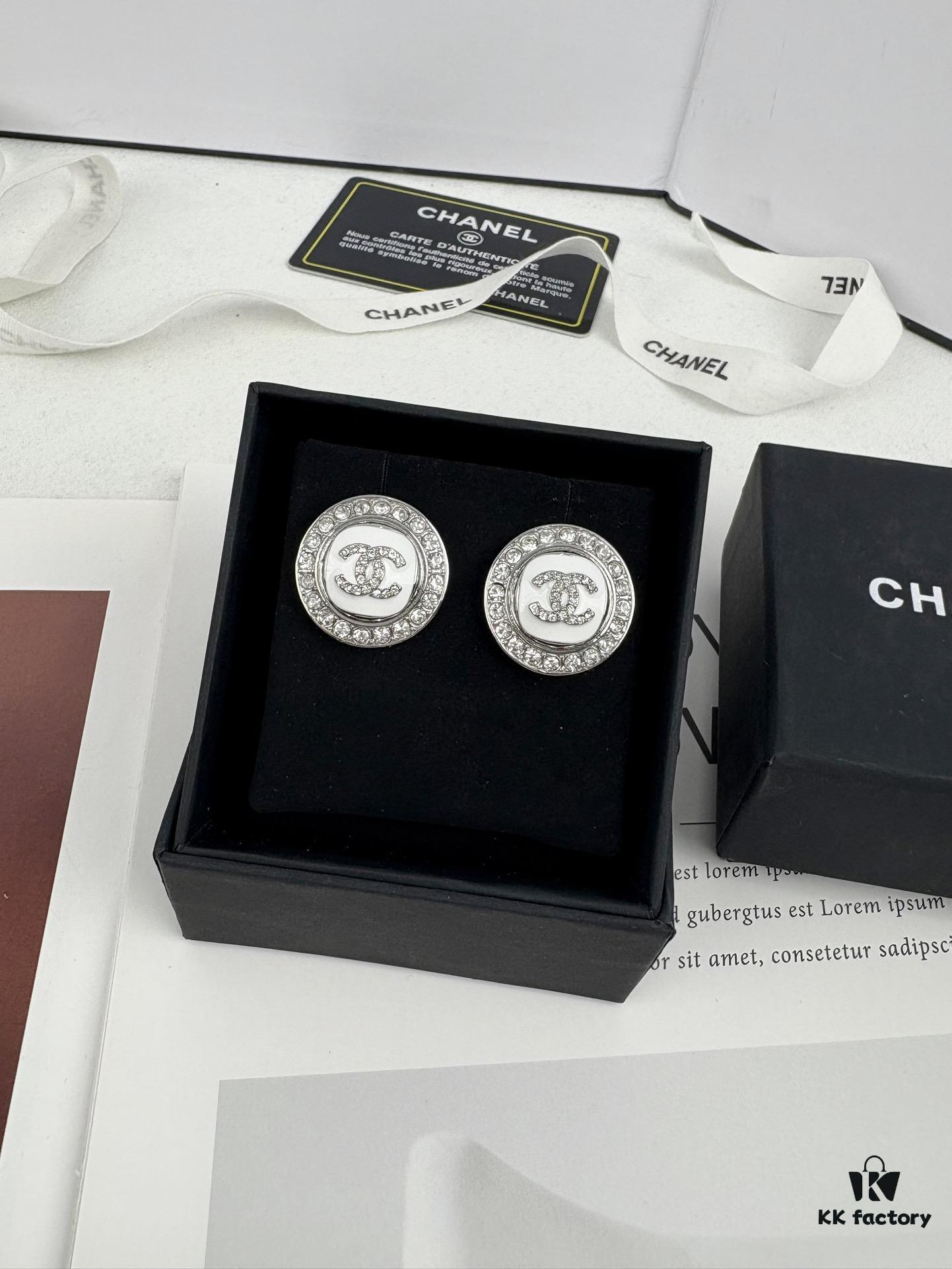 Xiaoxiang New Arrival White Enamel 3D Round Diamond-Inlaid Stud Earrings