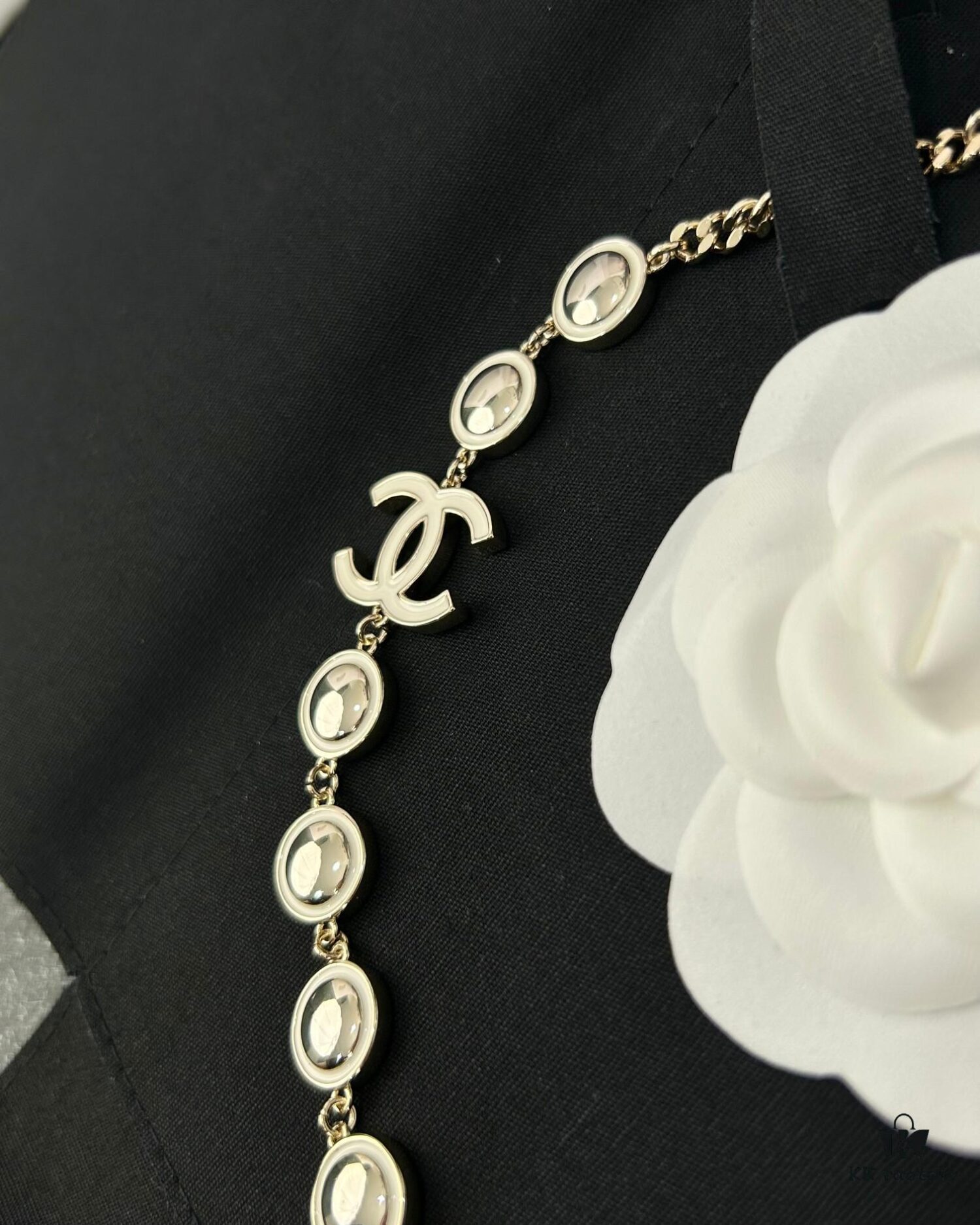 692ffd4e99f2d84055c8e8cf Xiaoxiang New Arrival White Oil-Drop Double C Round Mirror Clover Pendant Necklace with Smooth Chain