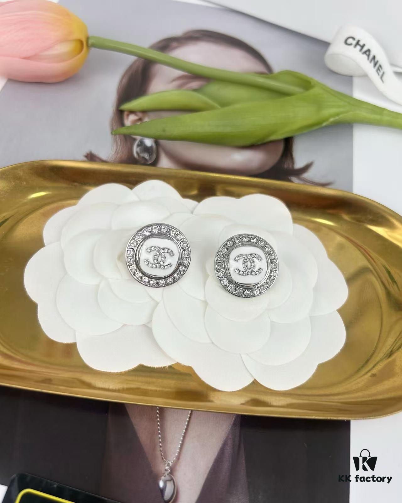 Xiaoxiang New Arrival White Enamel 3D Round Diamond-Inlaid Stud Earrings