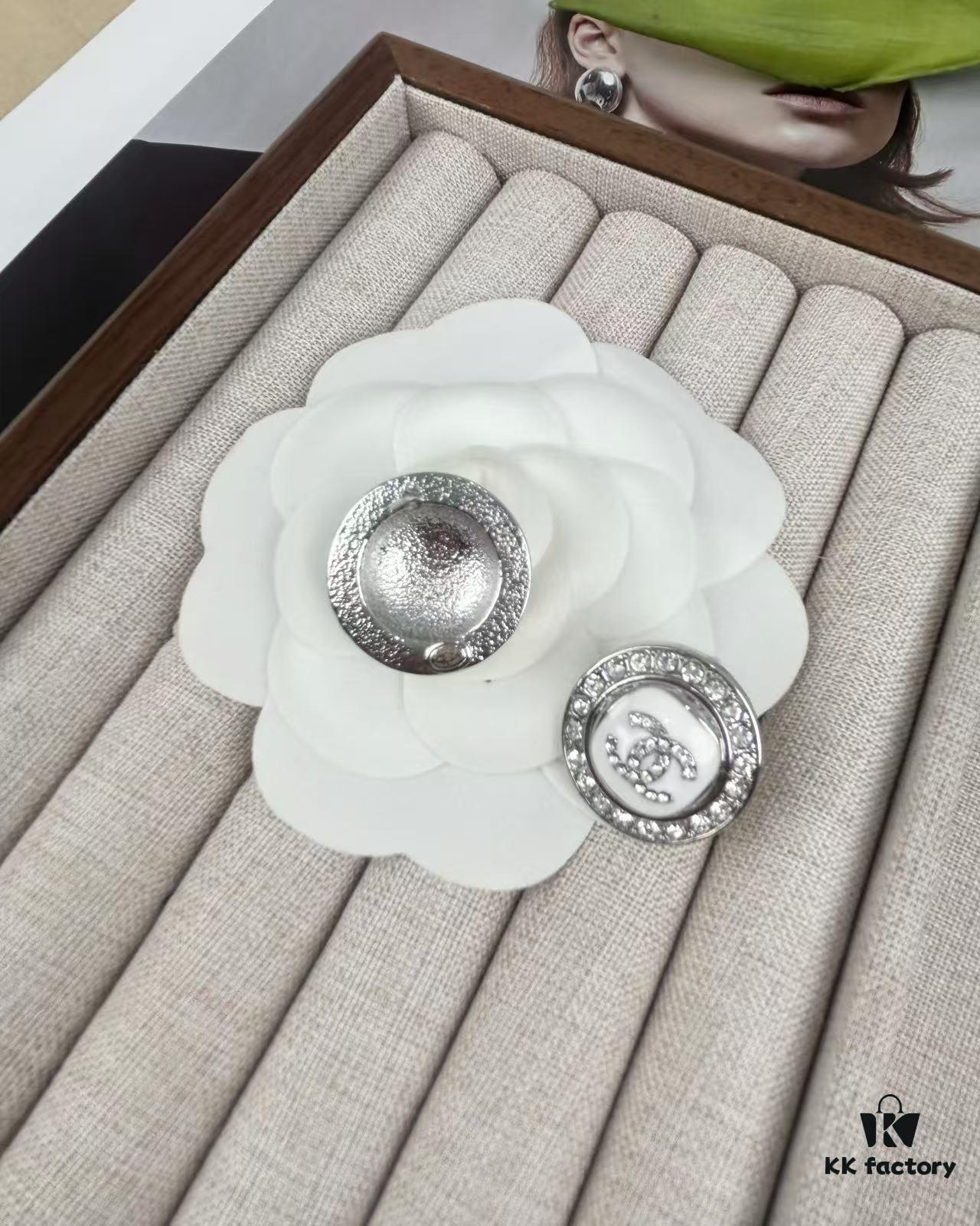 Xiaoxiang New Arrival White Enamel 3D Round Diamond-Inlaid Stud Earrings