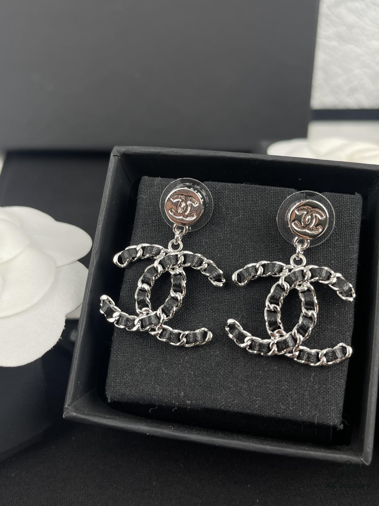 692ffd5a99f2d84055c8e8dd Xiaoxiang New Arrival Gold and Silver Two-Tone Luxury Double C Leather-Embedded Earrings