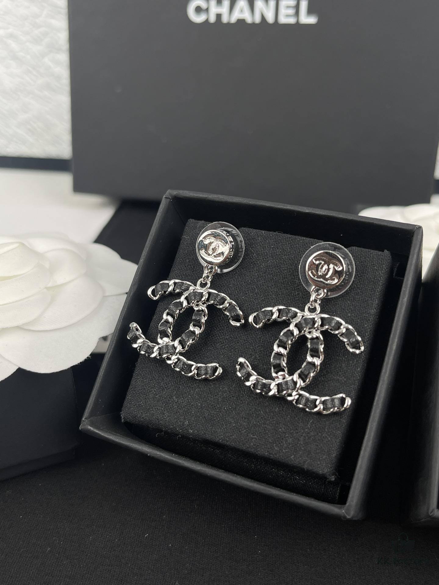 692ffd5b99f2d84055c8e8de Xiaoxiang New Arrival Gold and Silver Two-Tone Luxury Double C Leather-Embedded Earrings