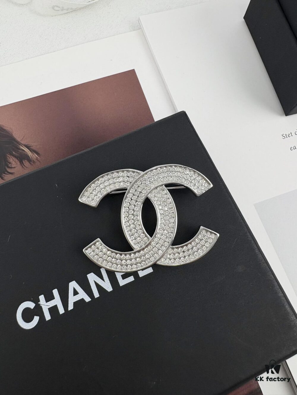 692ffd5e99f2d84055c8e8e1 Xiaoxiang New Arrival Silver Triple Row Full Diamond Elegant Brooch 🌸