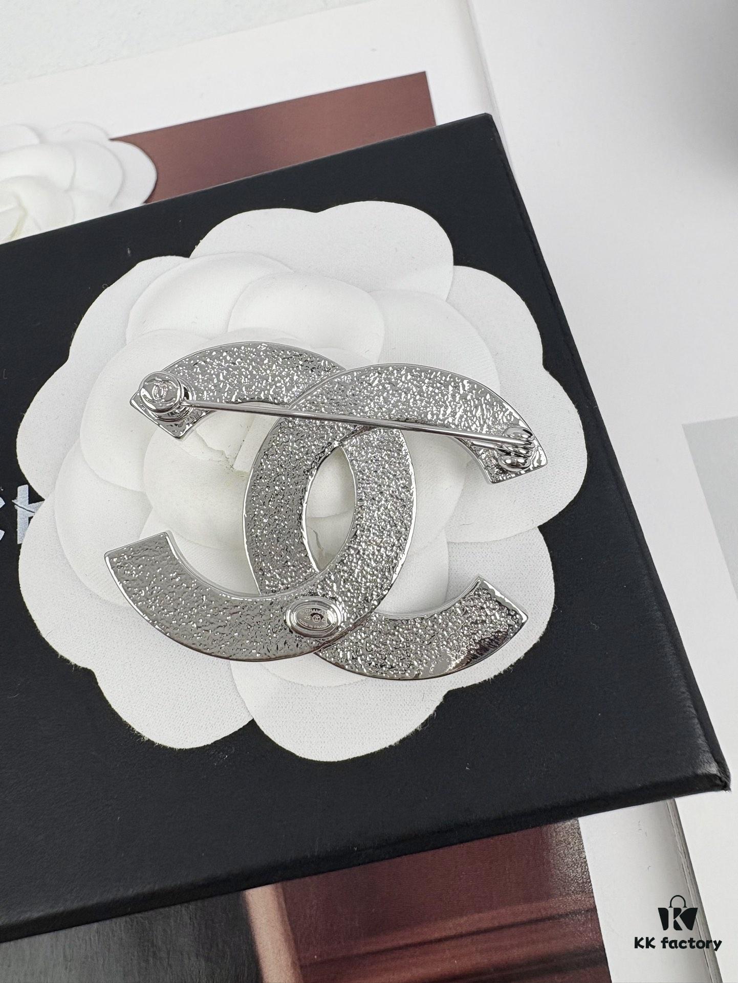 692ffd5e99f2d84055c8e8e3 Xiaoxiang New Arrival Silver Triple Row Full Diamond Elegant Brooch 🌸