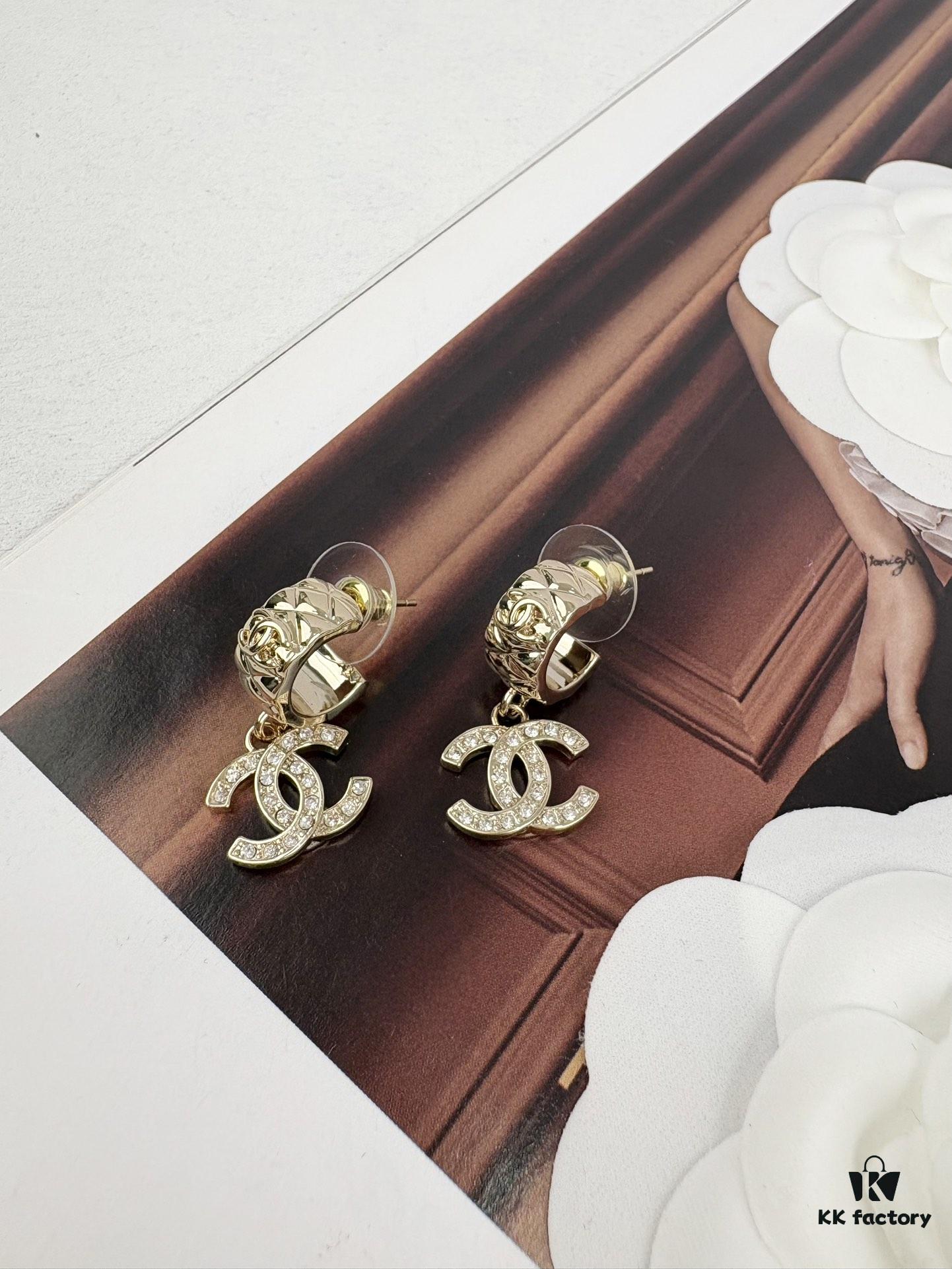 692ffd6d99f2d84055c8e8f6 Xiaoxiang New Arrival Light Gold Diamond-Patterned Elegant Double C Earrings with Full Rhinestones, Hook Style