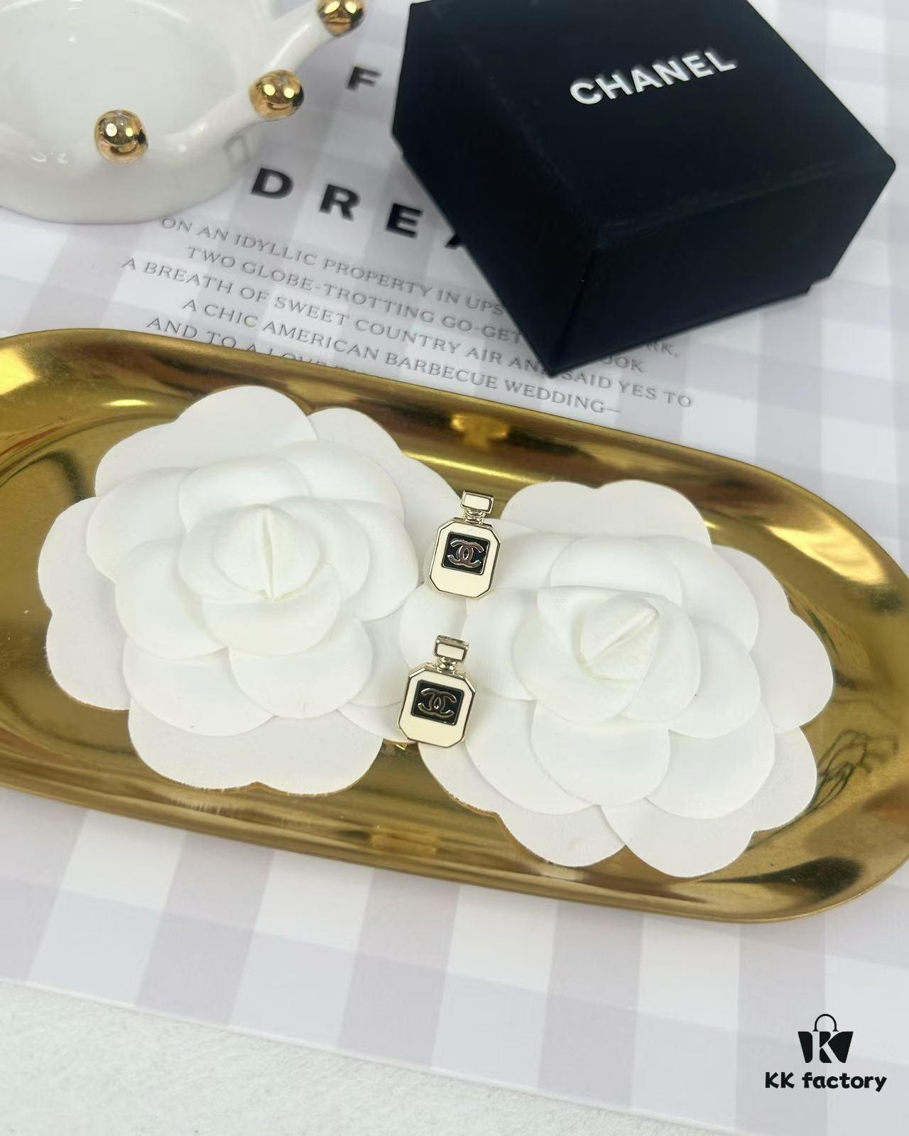 Chic New Style Perfume Bottle Elegant and Versatile Small Stud Earrings