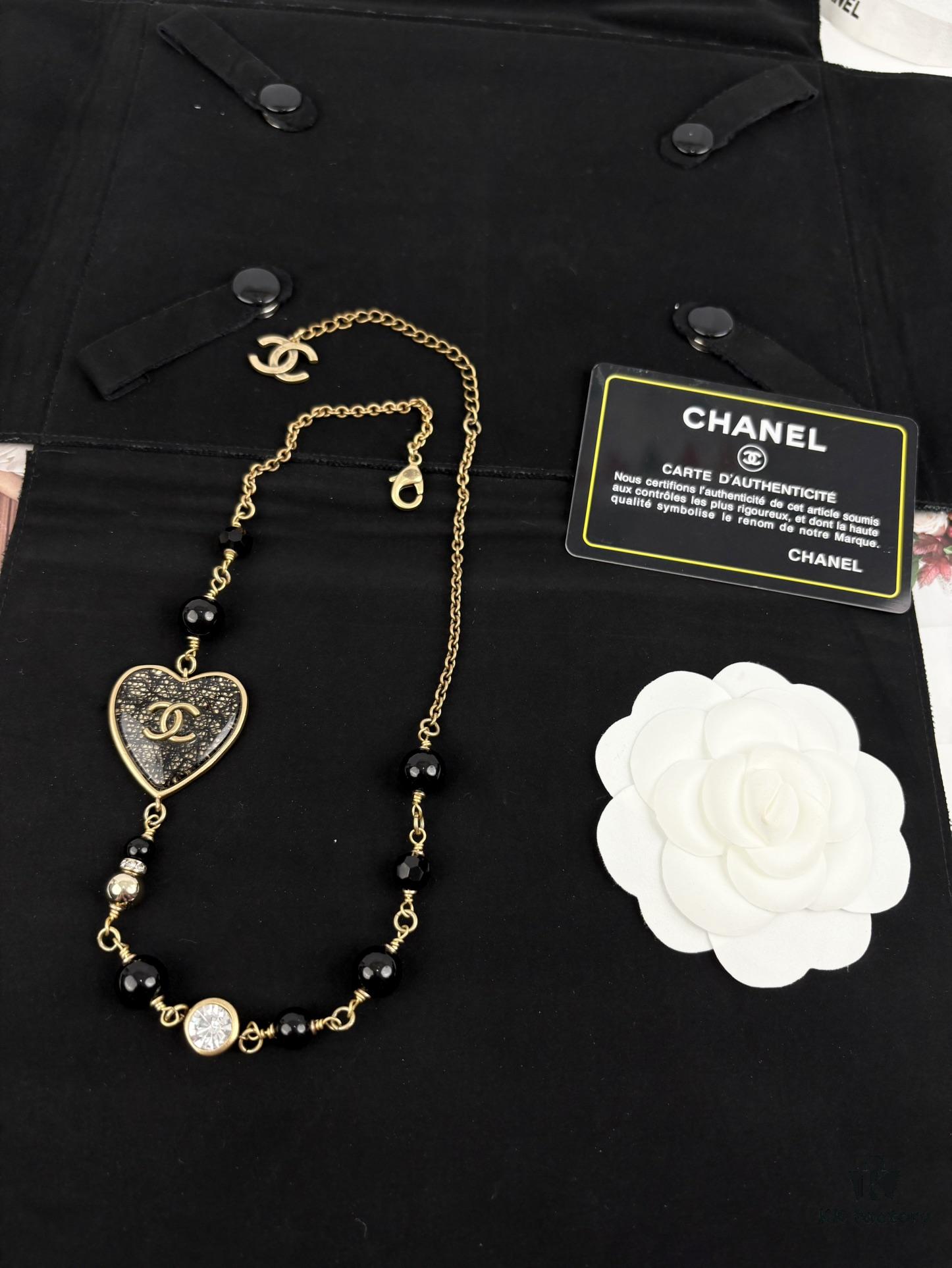 Xiaoxiang New Arrival Vintage Gold Black Heart Resin Fine Glitter Pearl Rhinestone Necklace