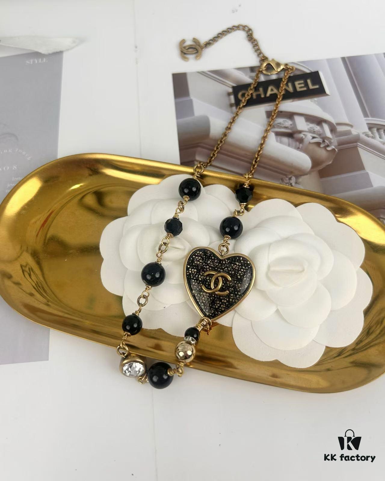 Xiaoxiang New Arrival Vintage Gold Black Heart Resin Fine Glitter Pearl Rhinestone Necklace