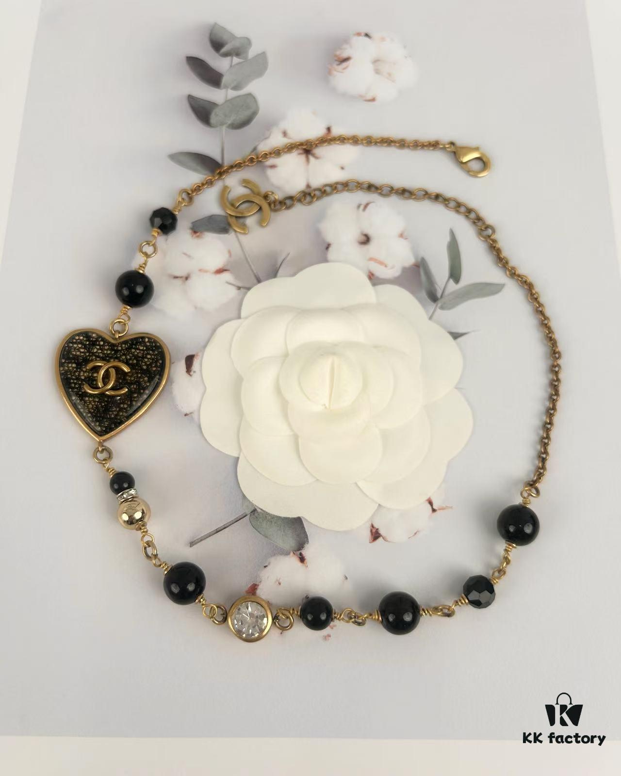 Xiaoxiang New Arrival Vintage Gold Black Heart Resin Fine Glitter Pearl Rhinestone Necklace