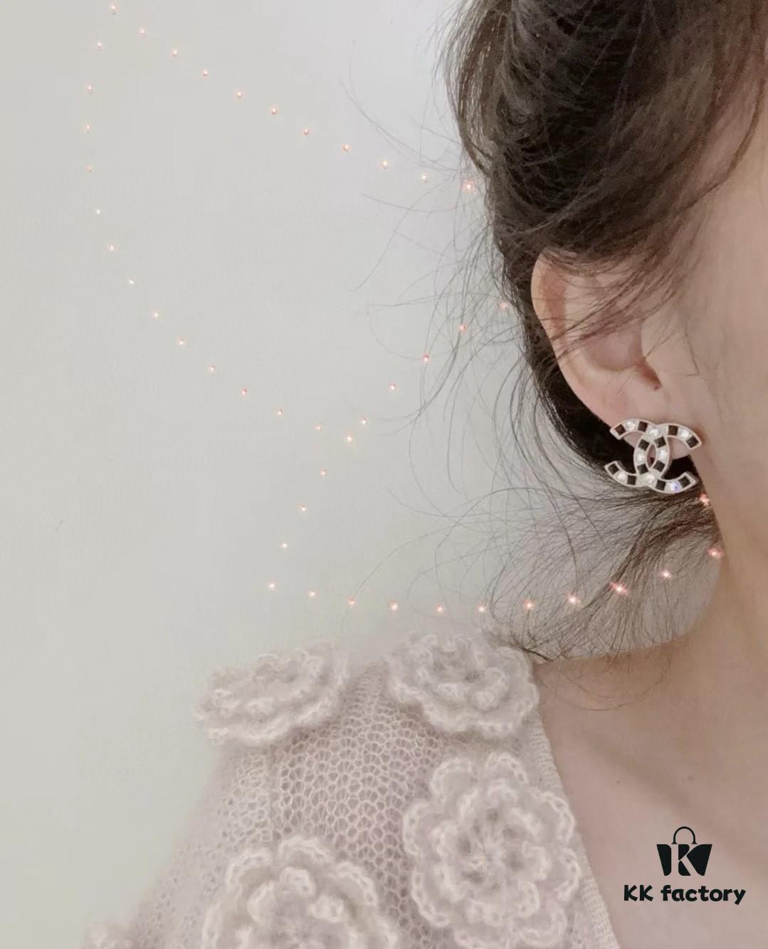 692ffd8199f2d84055c8e916 Xiaoxiang New Arrival Black Drip Oil Rhinestone Classic Earrings, Available in Gold and Silver