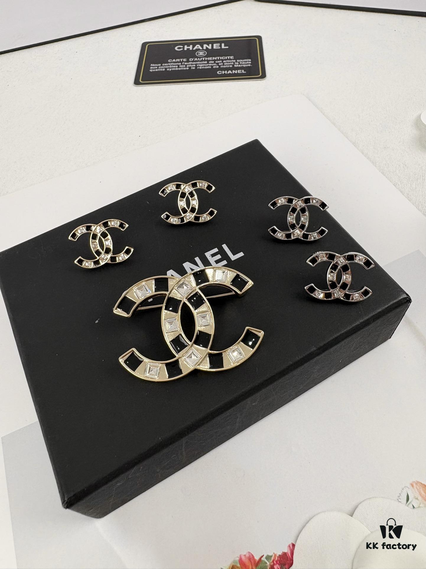 692ffd8699f2d84055c8e91f Xiaoxiang New Arrival Black Drip Oil Rhinestone Classic Earrings, Available in Gold and Silver