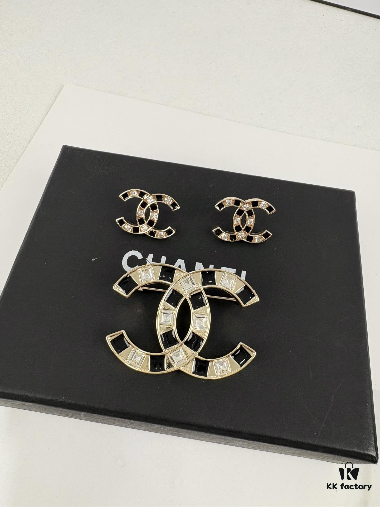 692ffd8899f2d84055c8e920 Xiaoxiang New Arrival Black Drip Oil Rhinestone Classic Earrings, Available in Gold and Silver