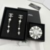 Xiaoxiang New Arrival Silver White Triangular Geometric Rhinestone Round Brooch 💫✨