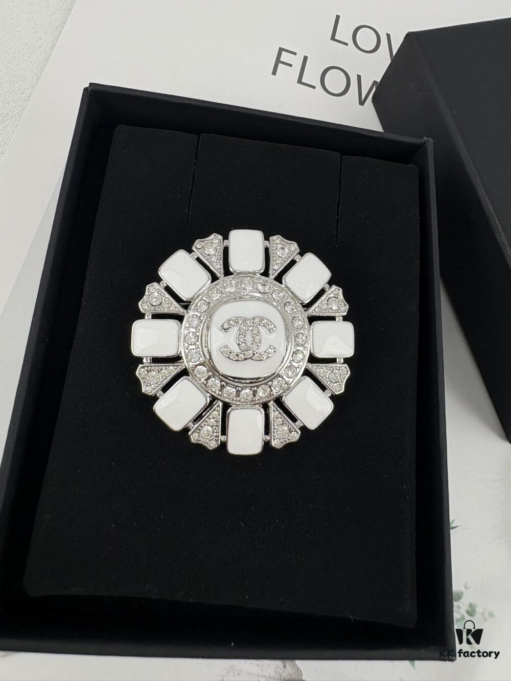 692ffd9a99f2d84055c8e933 Xiaoxiang New Arrival Silver White Triangular Geometric Rhinestone Round Brooch 💫✨
