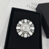 Xiaoxiang New Arrival Silver White Triangular Geometric Rhinestone Round Brooch 💫✨
