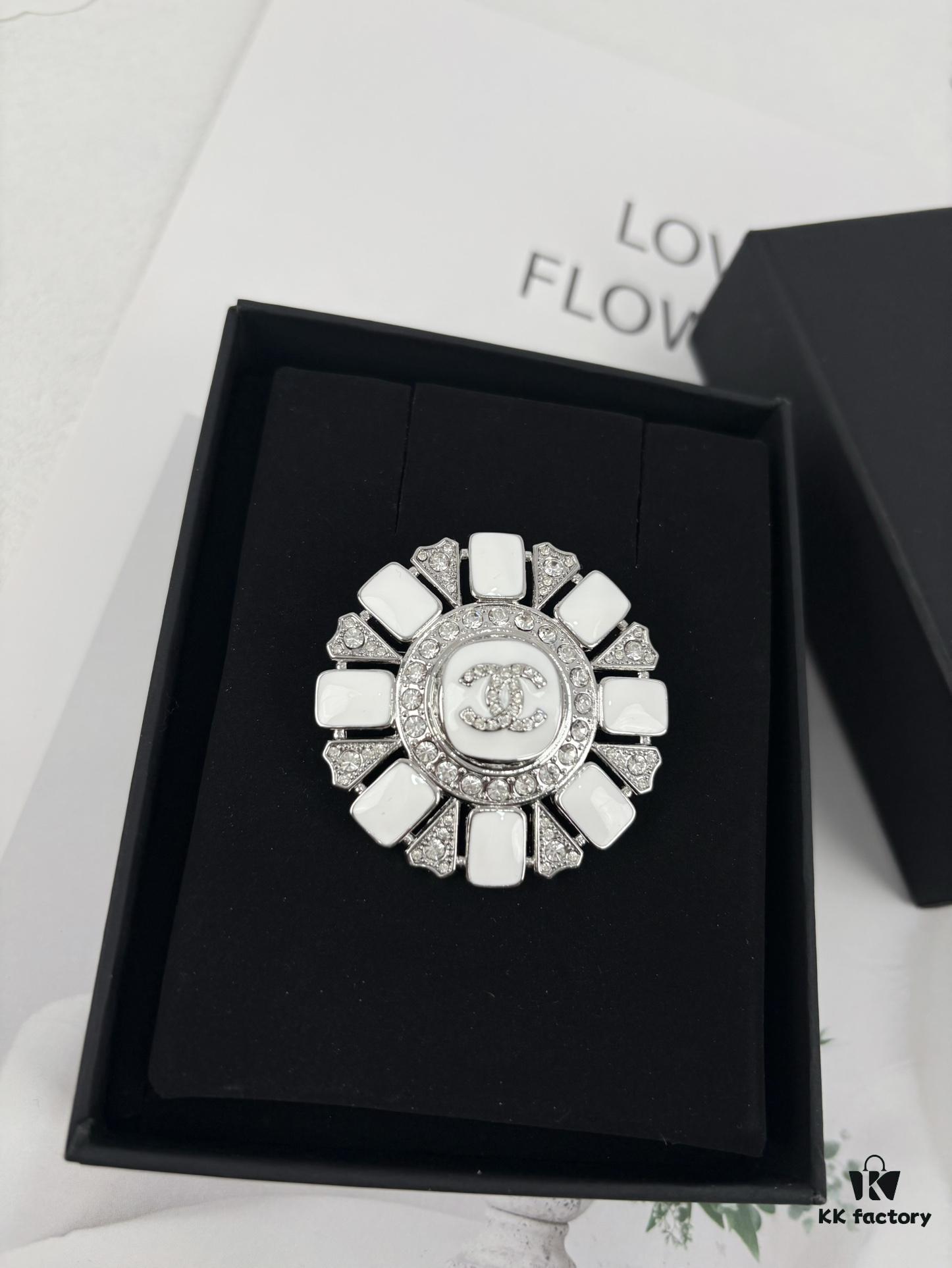 Xiaoxiang New Arrival Silver White Triangular Geometric Rhinestone Round Brooch 💫✨