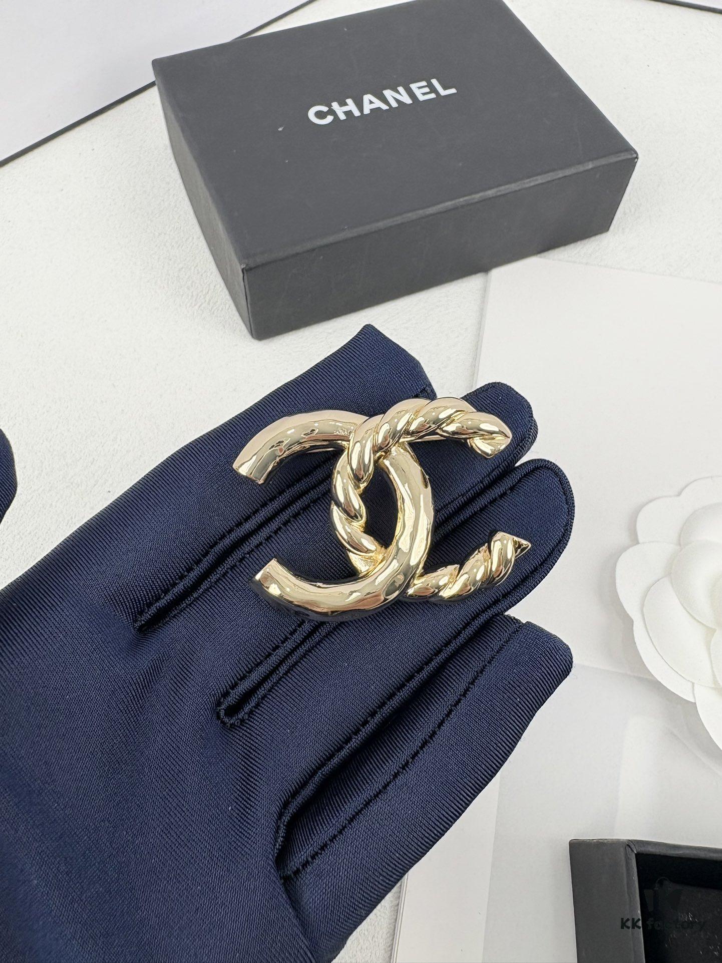 692ffda099f2d84055c8e93a Xiaoxiang New Arrival Golden Half-Braid Twisted Double C Classic Elegant Brooch