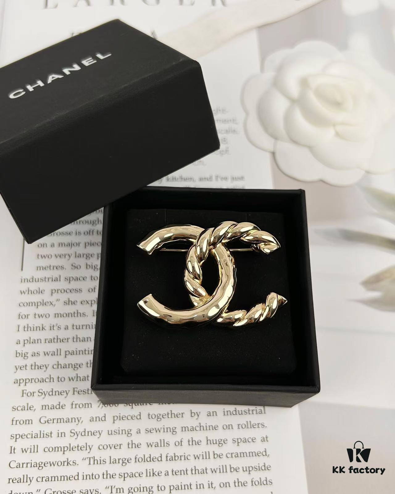 692ffda099f2d84055c8e93b Xiaoxiang New Arrival Golden Half-Braid Twisted Double C Classic Elegant Brooch
