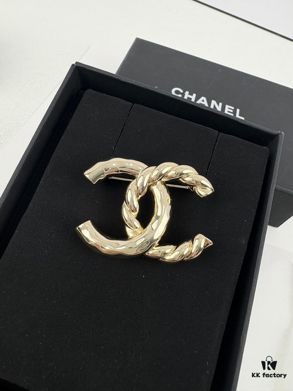 692ffda199f2d84055c8e93c Xiaoxiang New Arrival Golden Half-Braid Twisted Double C Classic Elegant Brooch
