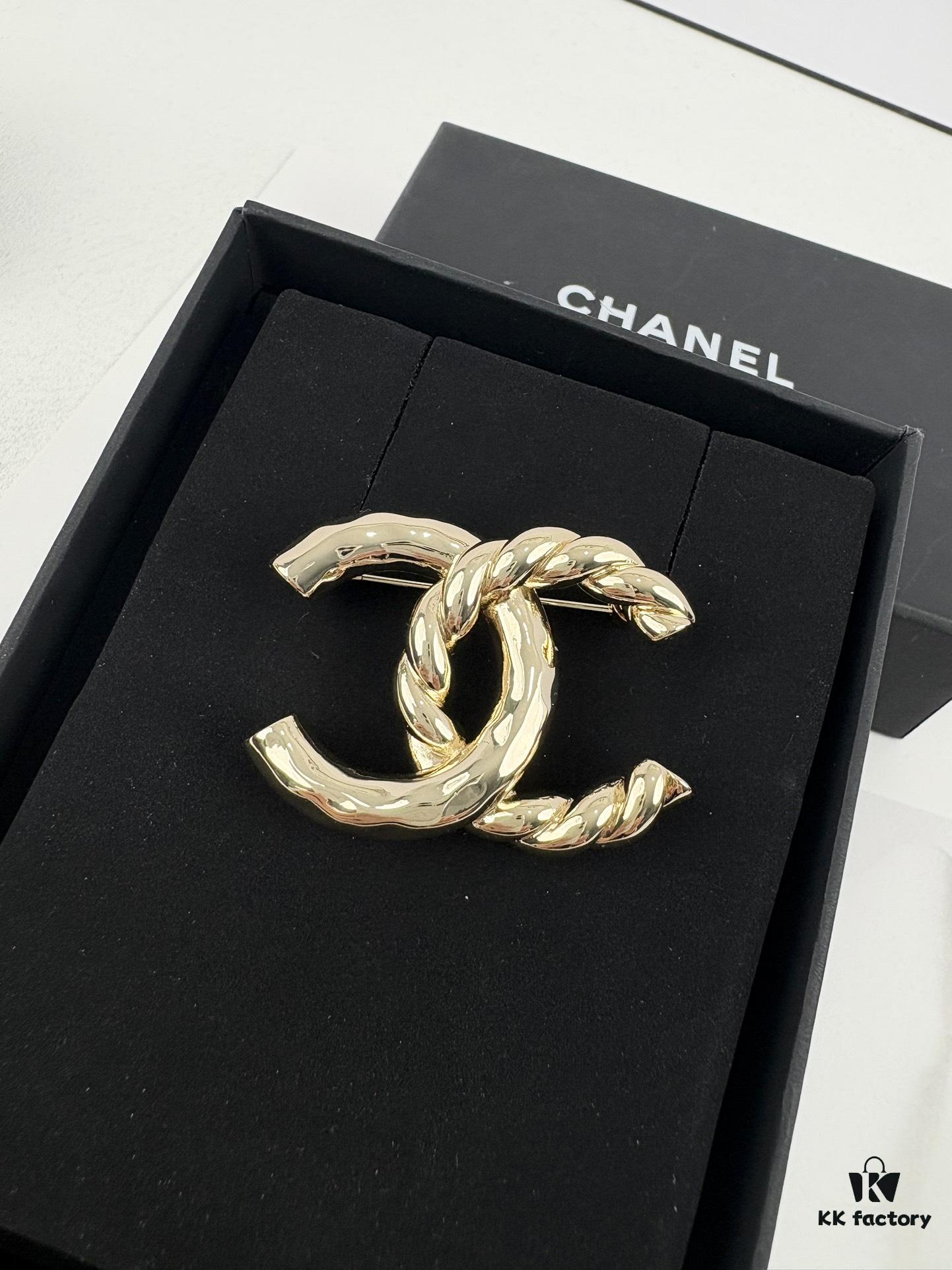 692ffda199f2d84055c8e93c Xiaoxiang New Arrival Golden Half-Braid Twisted Double C Classic Elegant Brooch