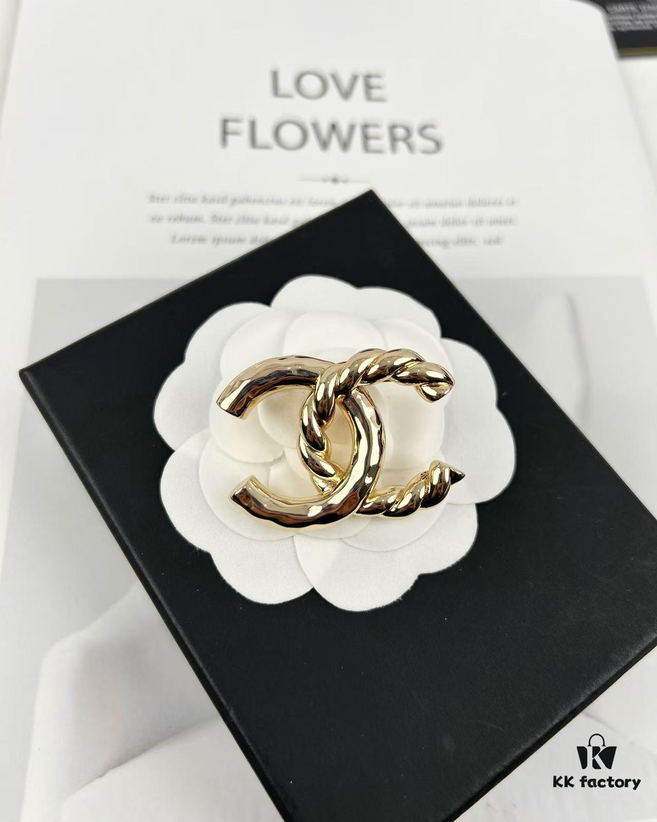 692ffda299f2d84055c8e93d Xiaoxiang New Arrival Golden Half-Braid Twisted Double C Classic Elegant Brooch