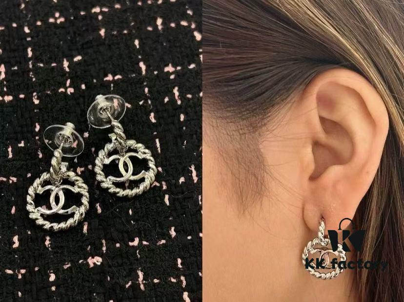 692ffda599f2d84055c8e940 Xiaoxiang New Arrival Textured Hoop Earrings with Hook Design, Elegant and Stylish