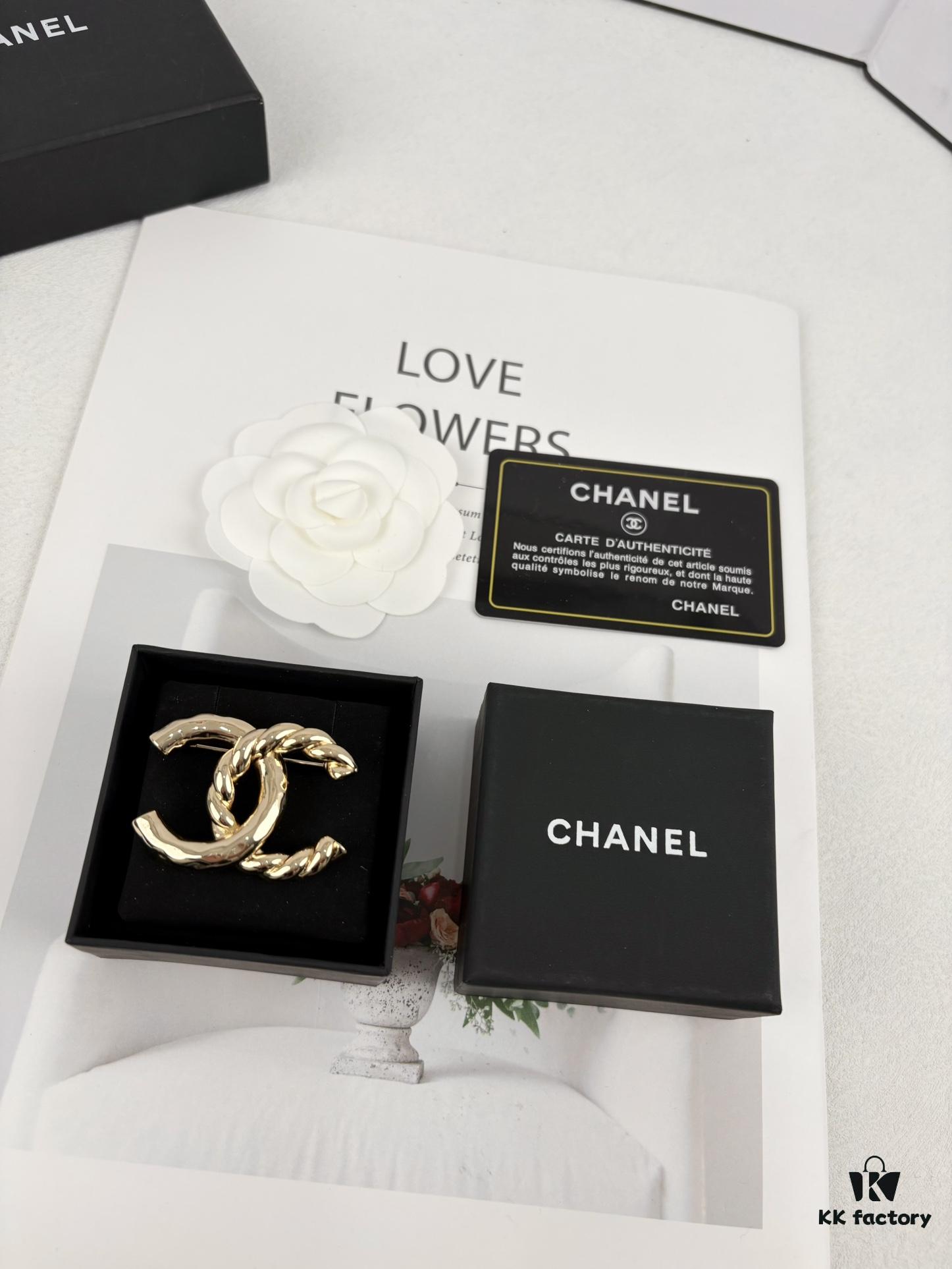 692ffda699f2d84055c8e941 Xiaoxiang New Arrival Golden Half-Braid Twisted Double C Classic Elegant Brooch