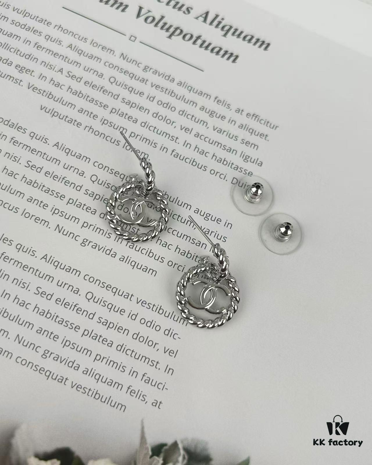 Xiaoxiang New Arrival Textured Hoop Earrings with Hook Design, Elegant and Stylish
