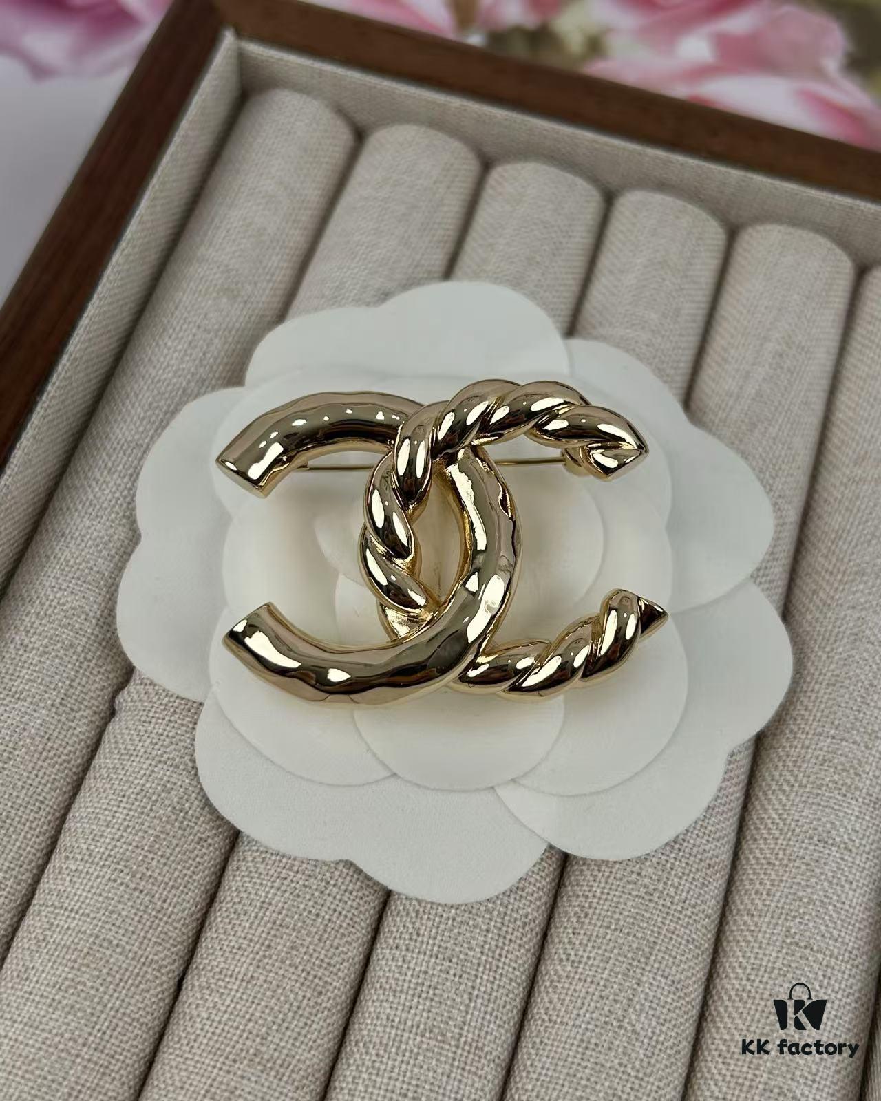 692ffdad99f2d84055c8e94b Xiaoxiang New Arrival Golden Half-Braid Twisted Double C Classic Elegant Brooch