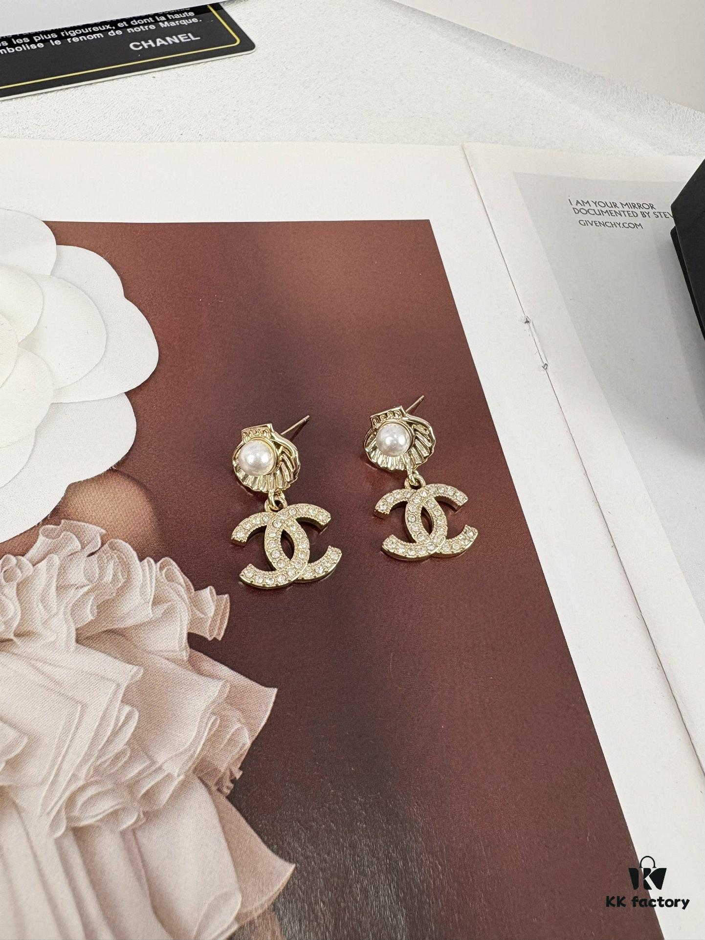 New Xiaoxiang Ocean Series Light Gold Pearl Shell Full Diamond Double C Pendant Earrings