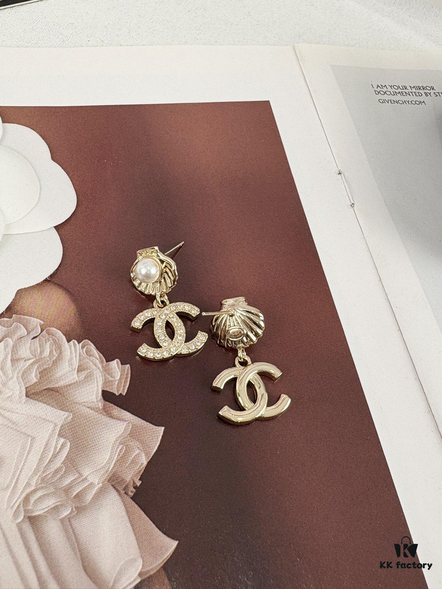 New Xiaoxiang Ocean Series Light Gold Pearl Shell Full Diamond Double C Pendant Earrings
