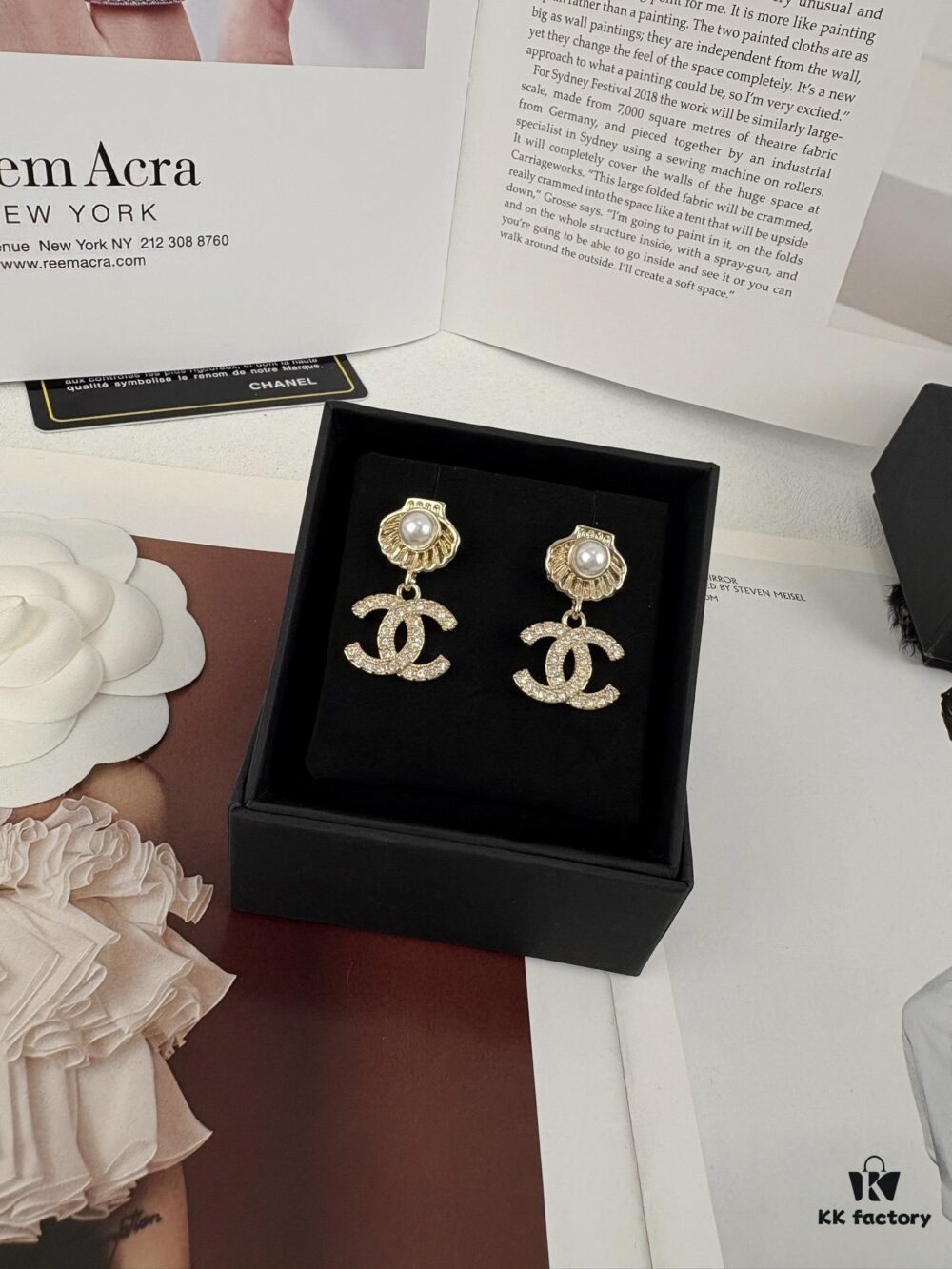 New Xiaoxiang Ocean Series Light Gold Pearl Shell Full Diamond Double C Pendant Earrings