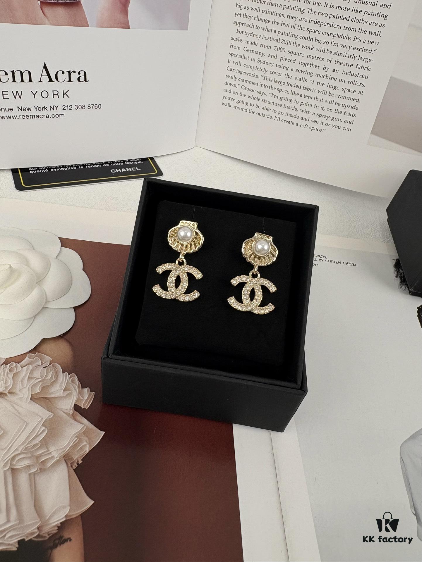 New Xiaoxiang Ocean Series Light Gold Pearl Shell Full Diamond Double C Pendant Earrings