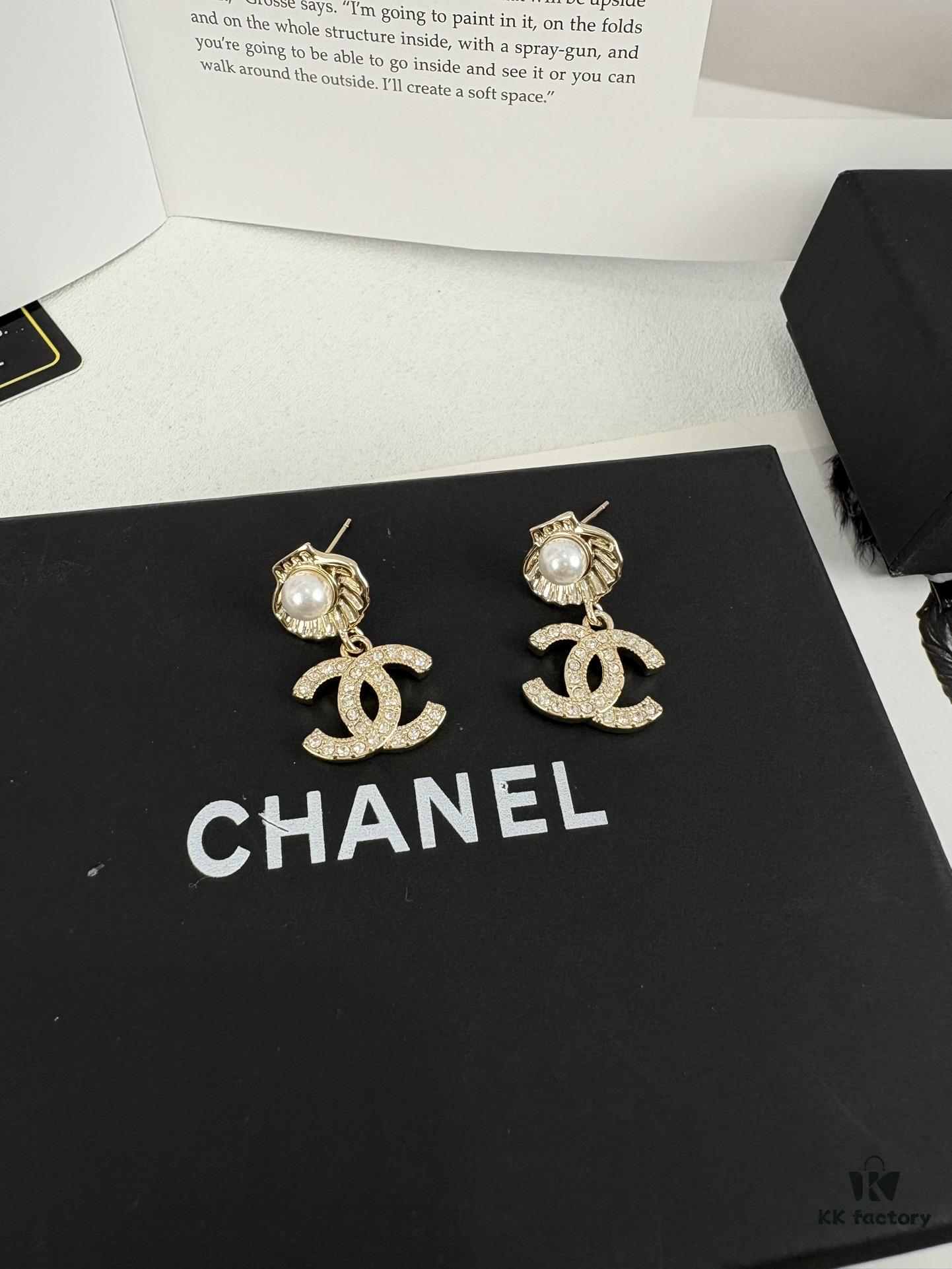 New Xiaoxiang Ocean Series Light Gold Pearl Shell Full Diamond Double C Pendant Earrings