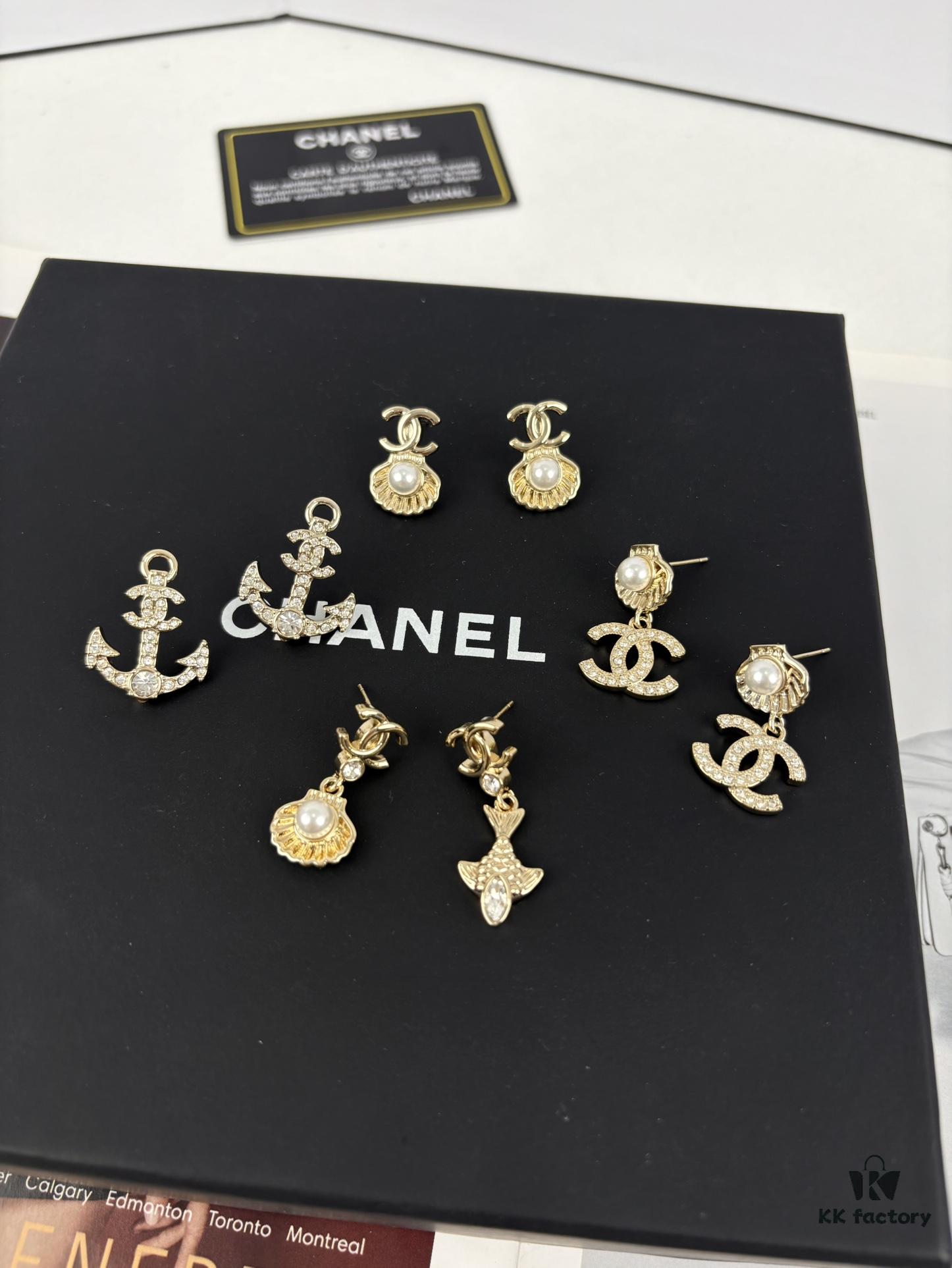 New Xiaoxiang Ocean Series Light Gold Pearl Shell Full Diamond Double C Pendant Earrings
