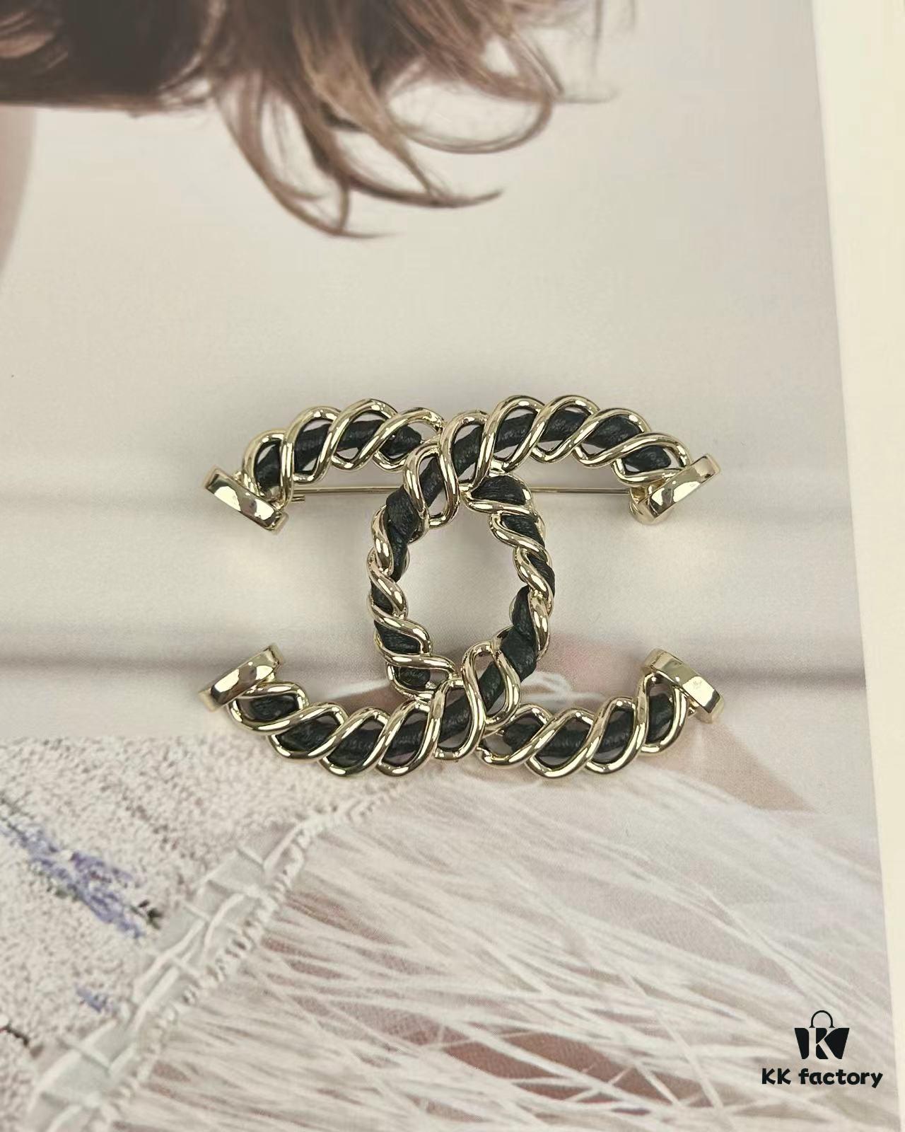 692ffdd099f2d84055c8e974 Xiaoxiang New Arrival Light Gold Twisted Leather-Pass Through Versatile Elegant Brooch