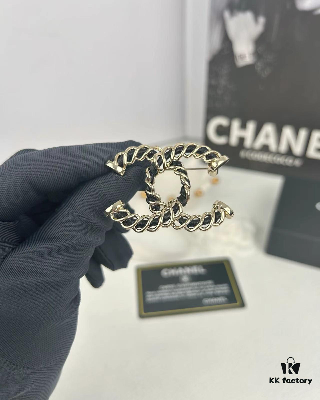 692ffdd099f2d84055c8e975 Xiaoxiang New Arrival Light Gold Twisted Leather-Pass Through Versatile Elegant Brooch