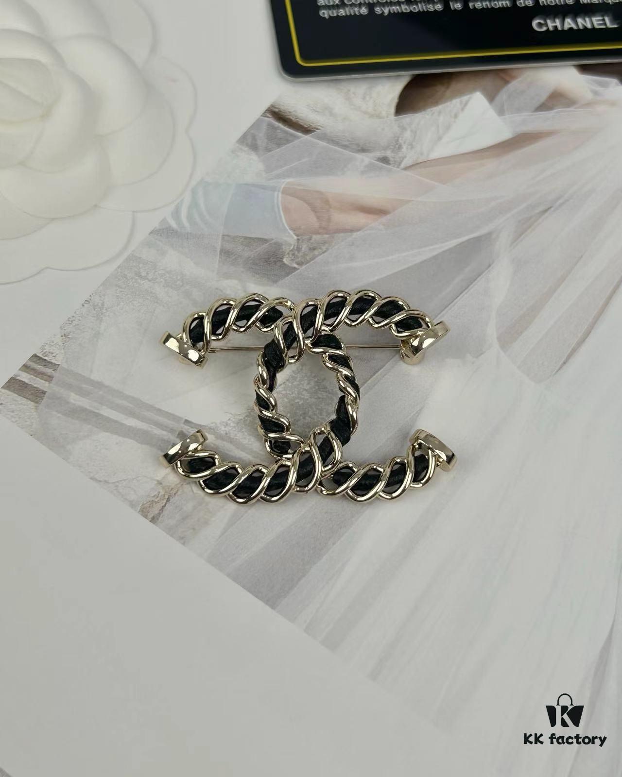 692ffdd099f2d84055c8e976 Xiaoxiang New Arrival Light Gold Twisted Leather-Pass Through Versatile Elegant Brooch