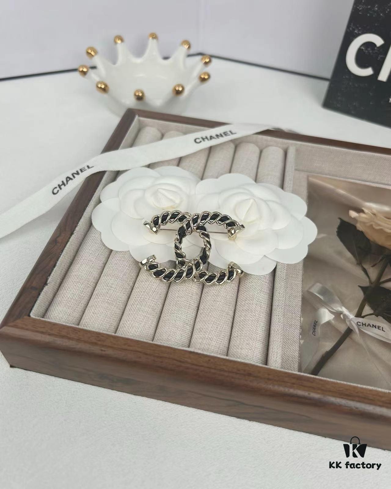 692ffdd199f2d84055c8e977 Xiaoxiang New Arrival Light Gold Twisted Leather-Pass Through Versatile Elegant Brooch