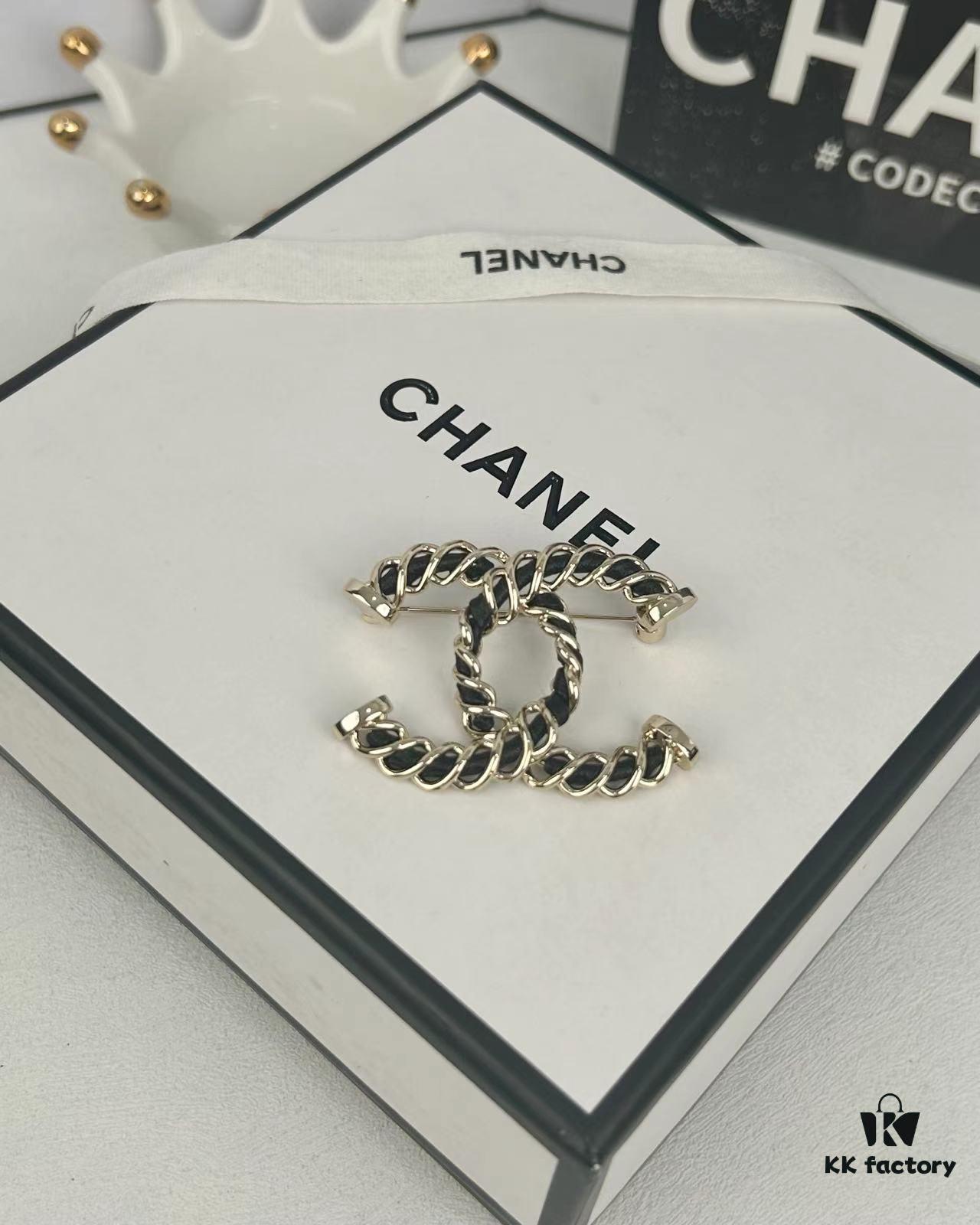 692ffdd199f2d84055c8e978 Xiaoxiang New Arrival Light Gold Twisted Leather-Pass Through Versatile Elegant Brooch