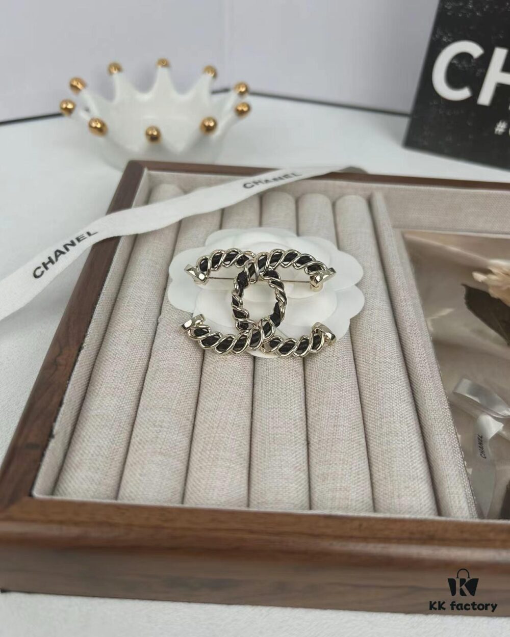 692ffdd299f2d84055c8e979 Xiaoxiang New Arrival Light Gold Twisted Leather-Pass Through Versatile Elegant Brooch