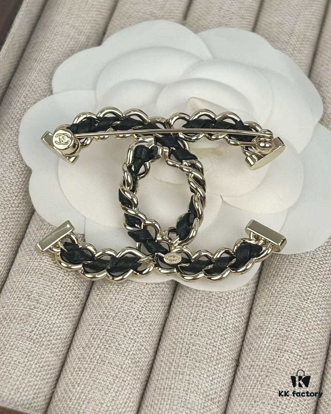 692ffdd499f2d84055c8e97a Xiaoxiang New Arrival Light Gold Twisted Leather-Pass Through Versatile Elegant Brooch