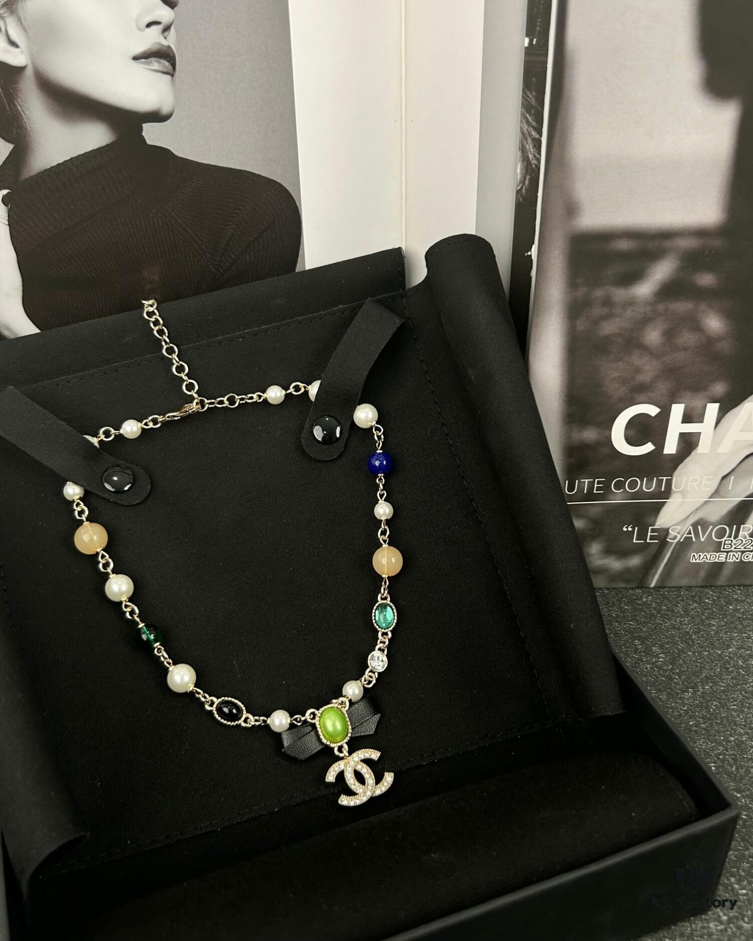692ffdd699f2d84055c8e97d Xiaoxiang New Arrival Black Ribbon Bow with Green Pearl Pendant, Colorful Paved Diamond Necklace