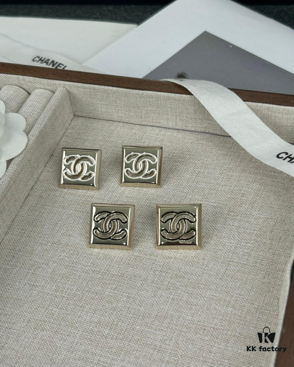 692ffddb99f2d84055c8e984 Xiaoxiang New Arrival Square Smooth Black/White Drip Edge Hollow Double C Stud Earrings (Available in Two Colors)