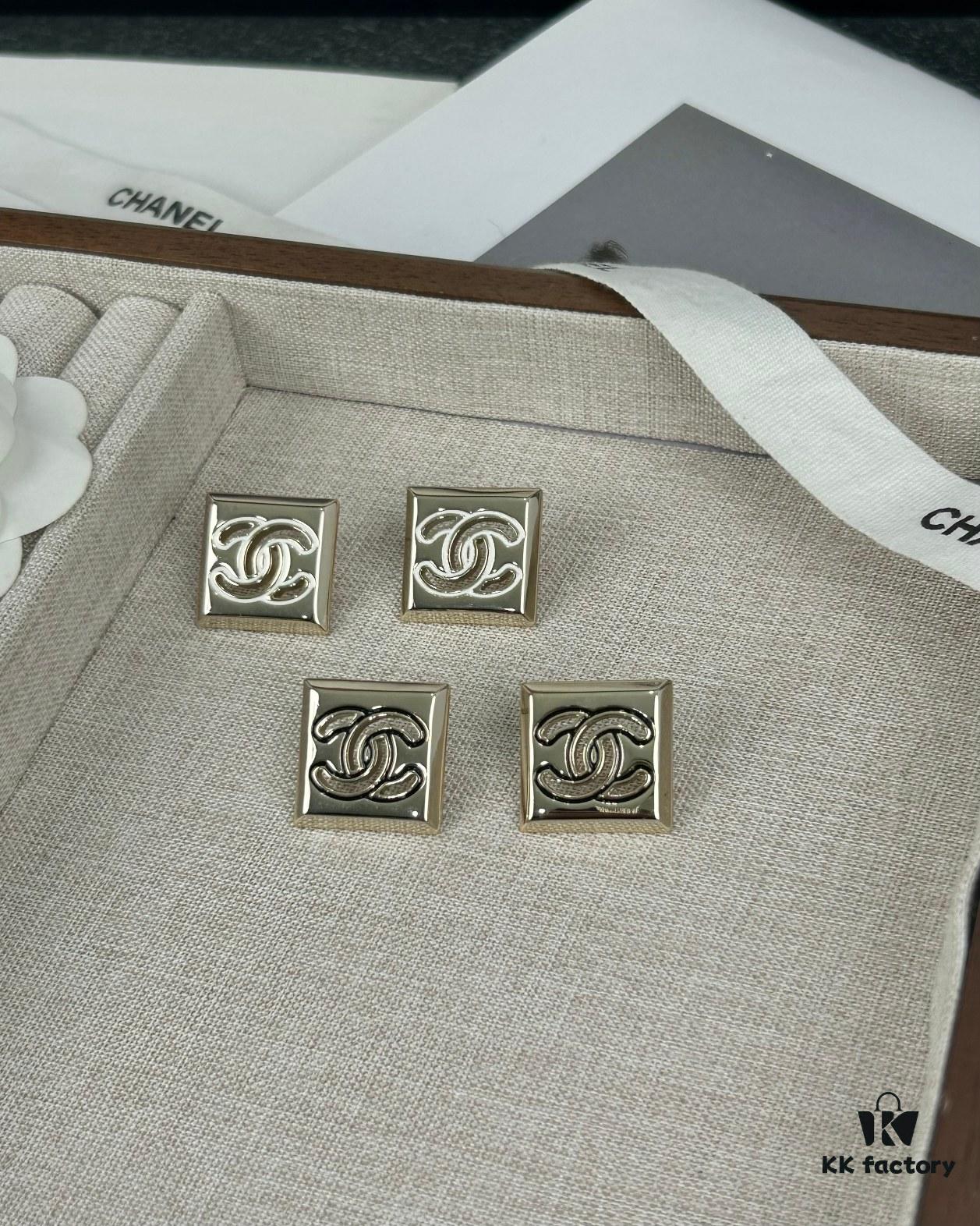 692ffddb99f2d84055c8e984 Xiaoxiang New Arrival Square Smooth Black/White Drip Edge Hollow Double C Stud Earrings (Available in Two Colors)