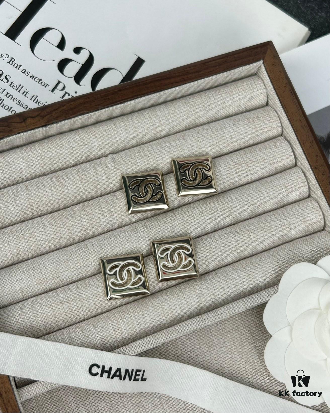 692ffddc99f2d84055c8e985 Xiaoxiang New Arrival Square Smooth Black/White Drip Edge Hollow Double C Stud Earrings (Available in Two Colors)