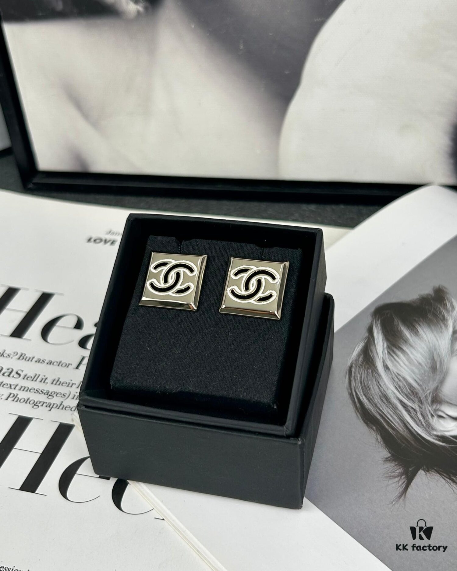 692ffdde99f2d84055c8e987 Xiaoxiang New Arrival Square Smooth Black/White Drip Edge Hollow Double C Stud Earrings (Available in Two Colors)